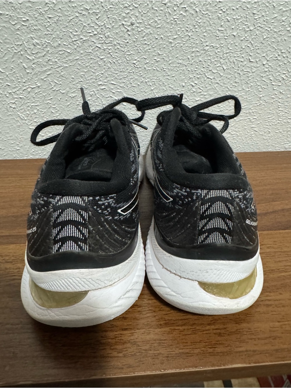 ASICS Women’s Gel-Kayano 29 Running Sneakers Black And White Size 6 Wide - Picture 4 of 8